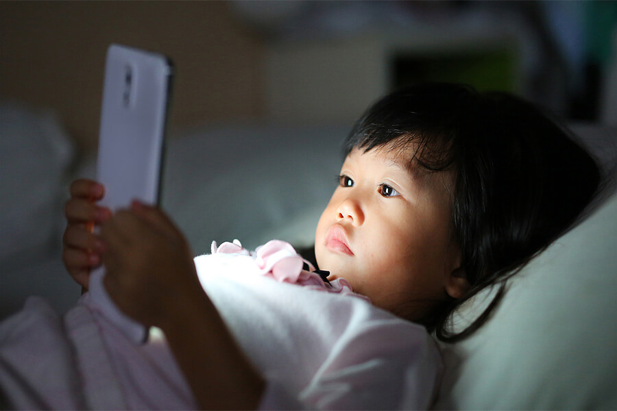 Sử dụng điện thoại nhiều có thể gây nên cận thị sớm ở trẻ nhỏ
