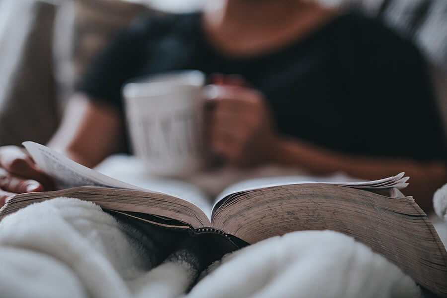 Hãy thử đọc sách để thư giãn đầu óc trước khi ngủ