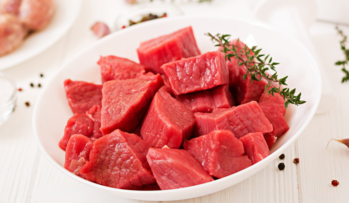 100g thịt bò có khoảng 250 calo, cao hơn nhiều loại thực phẩm
