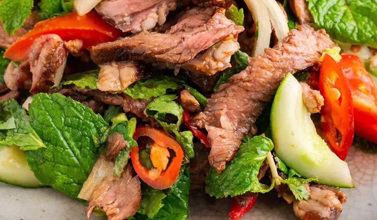 Salad rau xanh và thịt bò là một món ăn vừa ngon vừa tốt cho sức khỏe và vóc dáng
